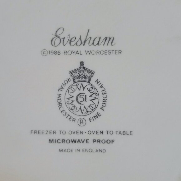 Royal Worchester Evesham 1 Pt Round Covered Casserole Dish, Peach Knob, England - Picture 8 of 15